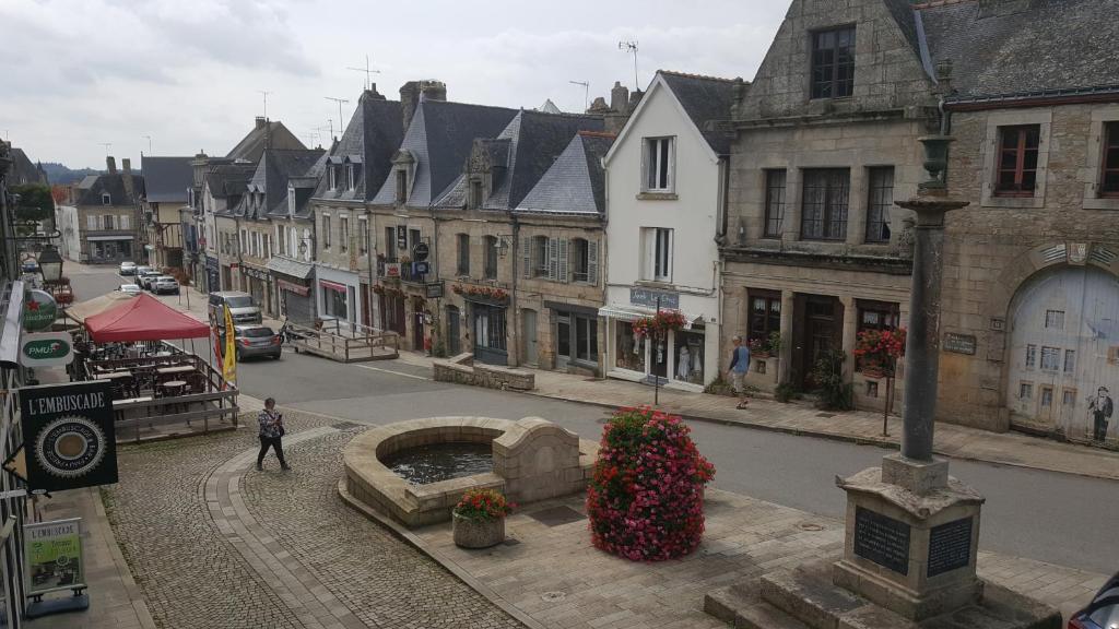 una persona caminando por una calle en una ciudad en Chambres d'hôtes au centre de Guémené-sur-Scorff, en Guéméné-sur-Scorff