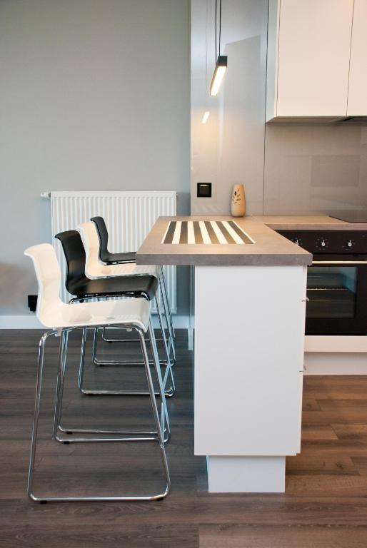 Kuchyň nebo kuchyňský kout v ubytování Apartamenty I.M.A Towarowa