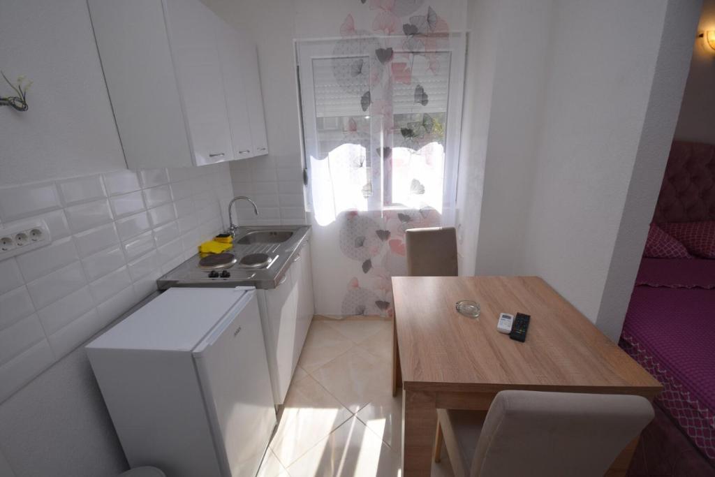 Kuchyň nebo kuchyňský kout v ubytování Subotic S apartmani
