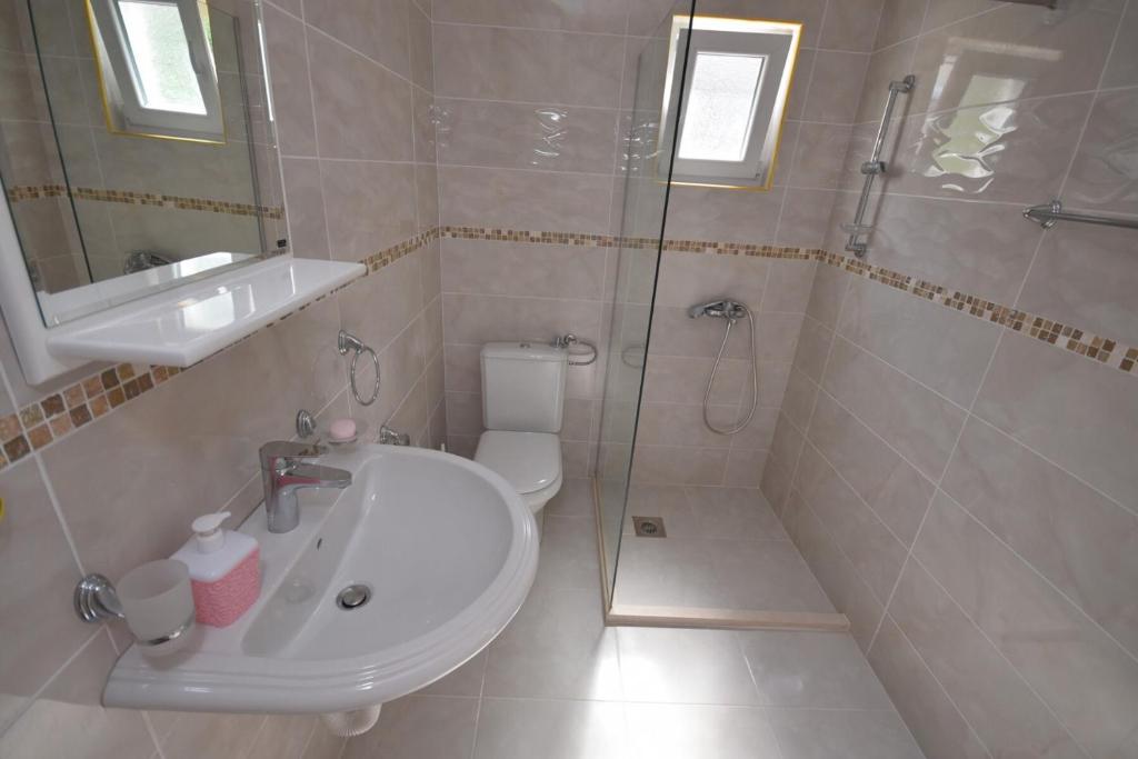 Koupelna v ubytování Subotic S apartmani
