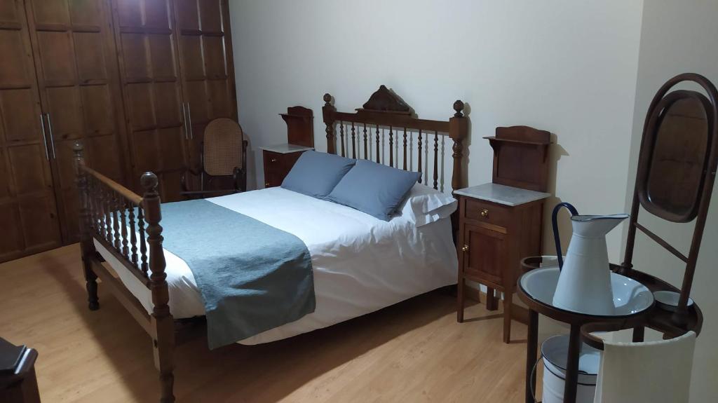 - une chambre avec un lit, une table et un miroir dans l'établissement Casa Beta allotjament rural, à Pujal