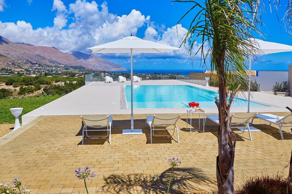 The swimming pool at or close to Villa Etesiae