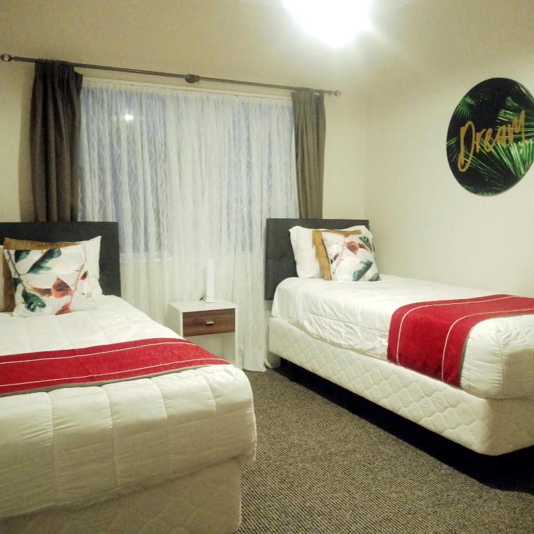 Postel nebo postele na pokoji v ubytování Tudor Park Motel Spacious with kitchens 1 minute walk to restaurant and shopping centre and Gisborne Hospital