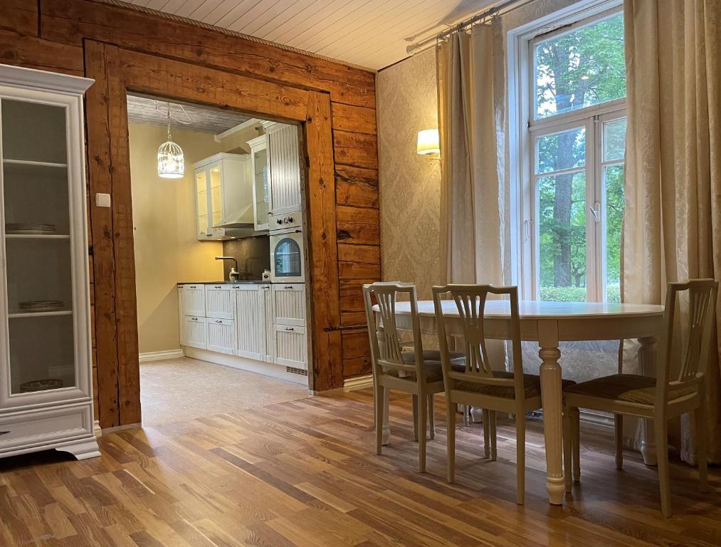 cocina y comedor con mesa y sillas en Rüütli 1 - sea view apartement in Haapsalu Old Town en Haapsalu