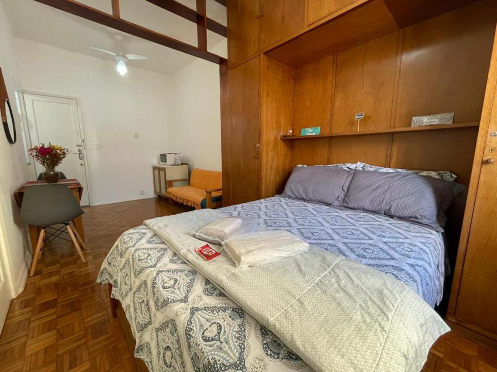 um quarto com uma cama grande e uma cabeceira em madeira em Studio Buckingham Palace em Teresópolis