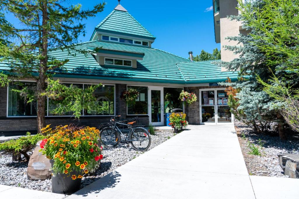 Pocaterra Inn & Waterslide - Resim 7