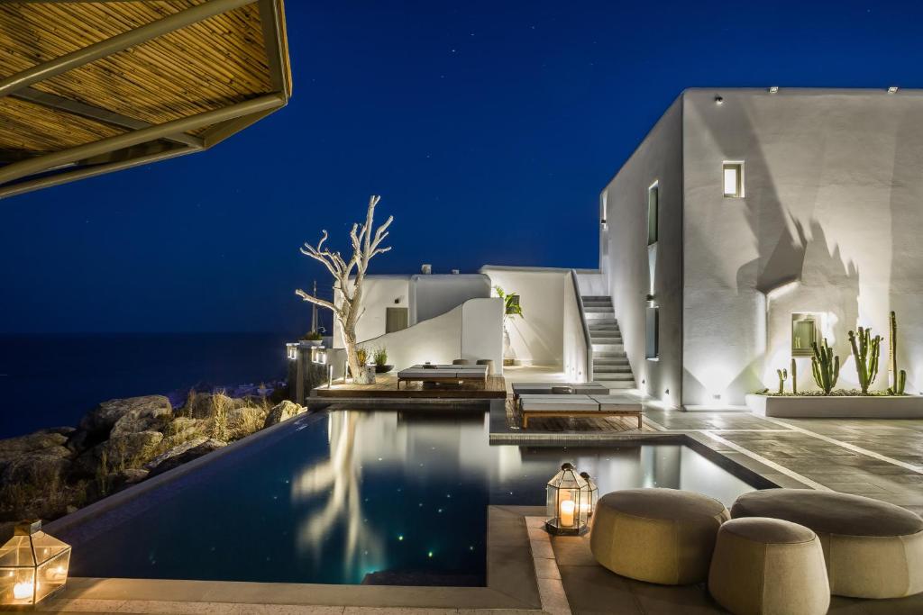 una casa con piscina por la noche en Amyth of Mykonos Super Paradise en Super Paradise Beach