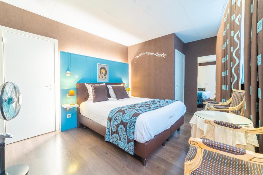 Hotel Het Gheestelic Hof by CW Hotel Collection房間的床