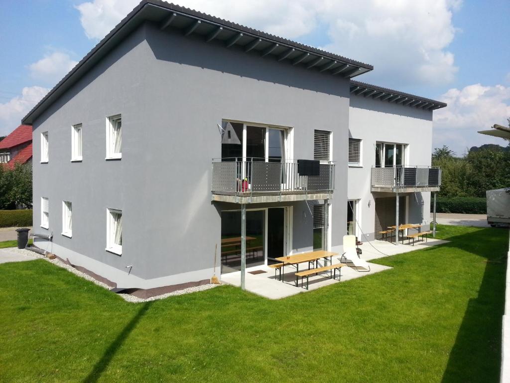 ein großes weißes Haus mit einem Hof in der Unterkunft Ferienwohnung Fasold in Günzburg