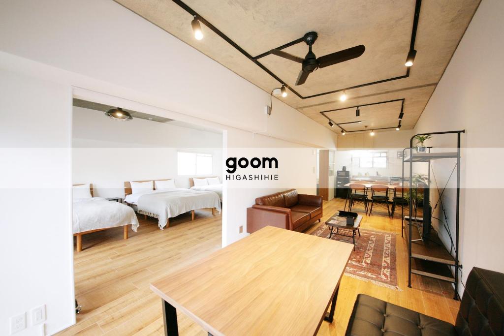 um quarto com duas camas e uma mesa em goom Hotel Hakata-Higashihie-Ekimae em Fukuoka