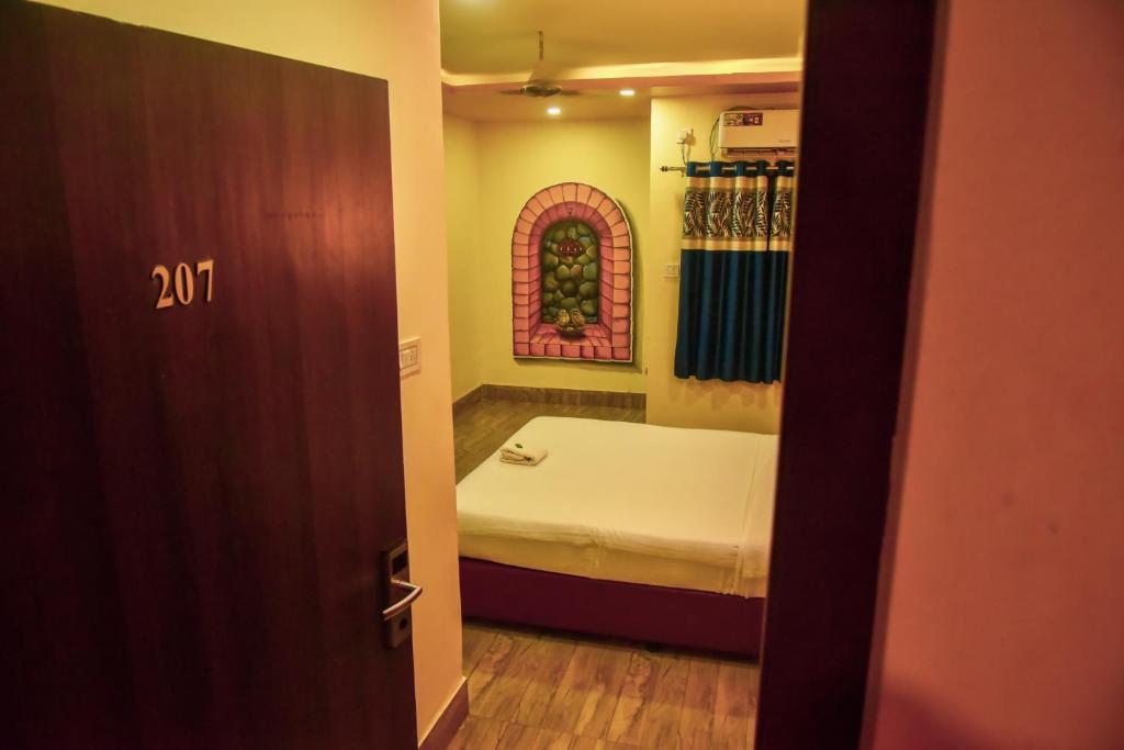 Postel nebo postele na pokoji v ubytování Ratna Resort near Bhubaneswar Airport