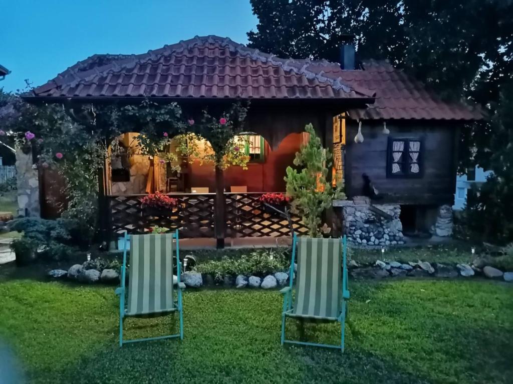 einen Pavillon mit zwei Stühlen im Hof in der Unterkunft Vajat BB in Bajina Bašta