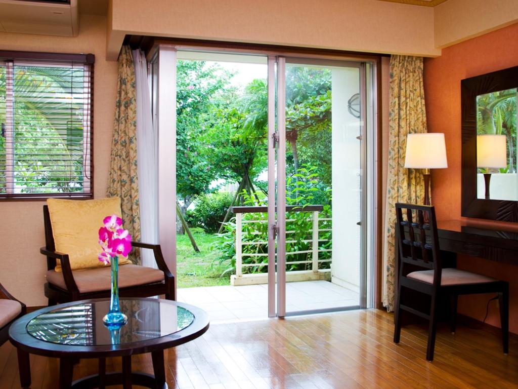 Coco Garden Resort Okinawa - Deluxe Doppelzimmer Mit Gartenblickmindest 3 Aufeinanderfolgende Nächte: Eintritt In Den Club Coco (Mindest 4 Aufeinanderfolgende Nächte Vom 19. Juli - 31. August Und 22. März - 5. April)