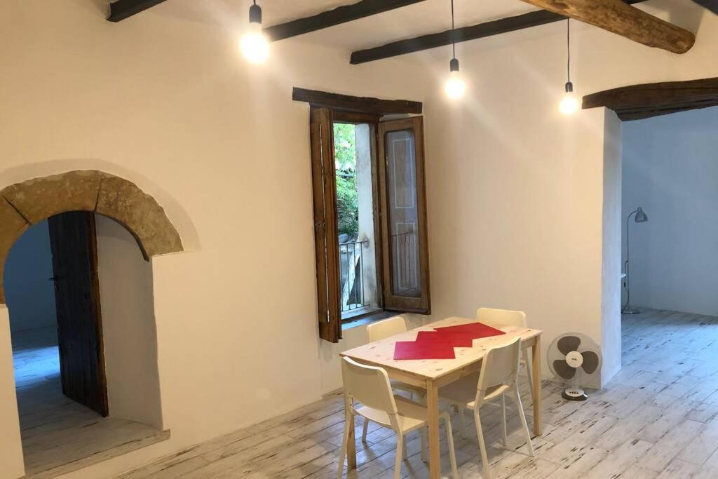 - une cuisine avec une table et des chaises dans la chambre dans l'établissement Rifugio del Diplomatico, à Belmonte Calabro