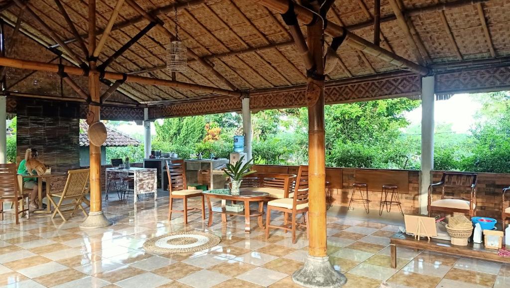 Restaurace v ubytování Pondok Bamboo Sendangsari