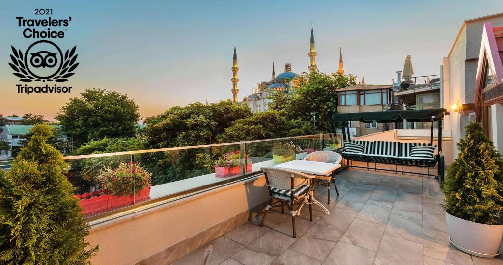 d'un balcon avec une table et des chaises et une vue sur une mosquée. dans l'établissement Obelisk Hotel & Suites, à Istanbul