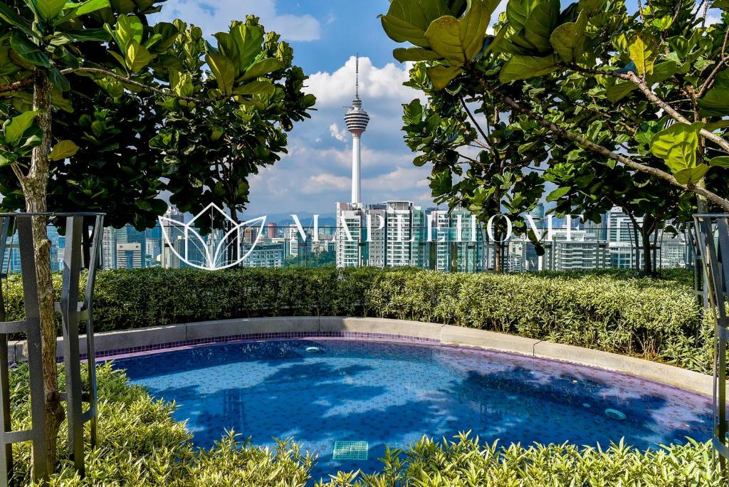 een zwembad met uitzicht op de stad bij The Robertson Kuala Lumpur in Kuala Lumpur