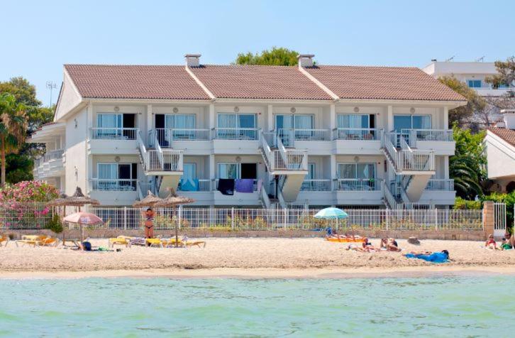 duży budynek na plaży z ludźmi na plaży w obiekcie Mirada de Alcudia w Playa de Muro