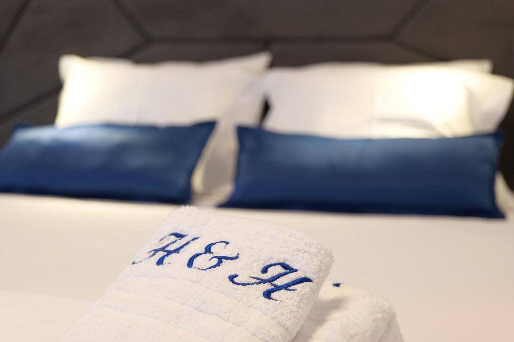 Postel nebo postele na pokoji v ubytování Hilltop Heaven Hotel