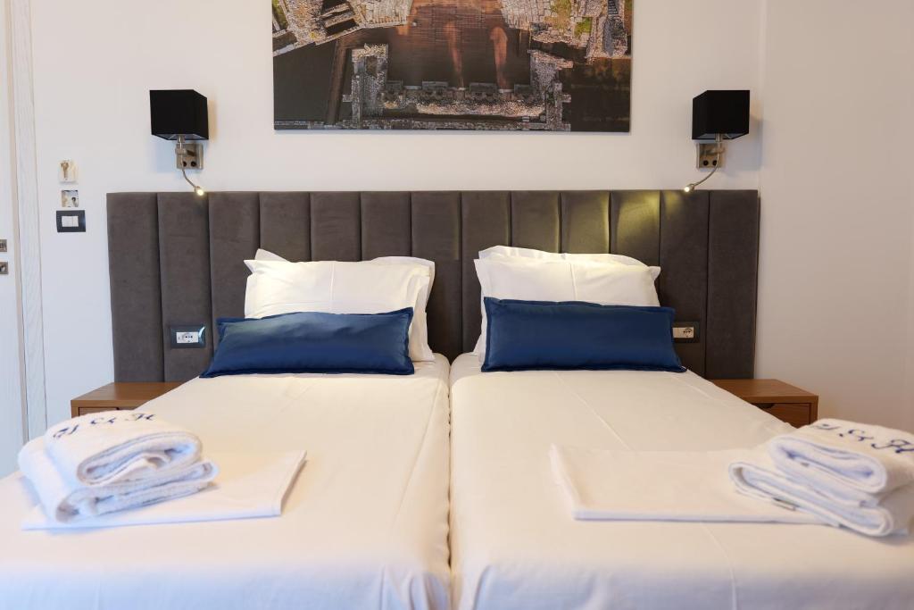 Postel nebo postele na pokoji v ubytování Hilltop Heaven Hotel