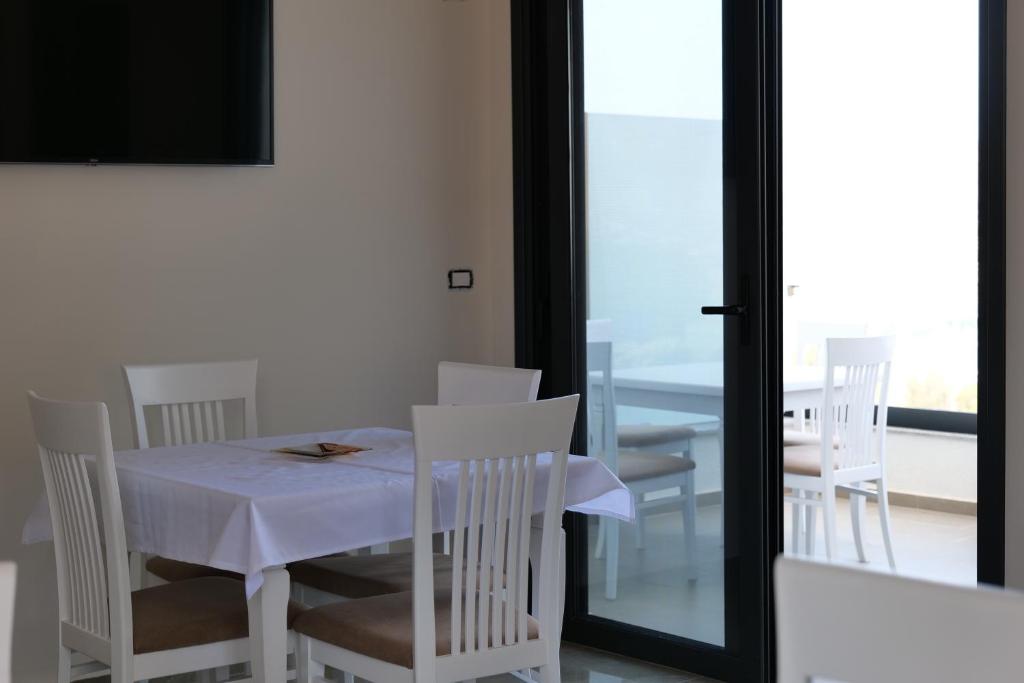 Hilltop Heaven Hotel - Image 4