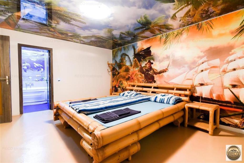 sypialnia z łóżkiem z obrazem na ścianie w obiekcie Casa Marinarului w mieście Oradea