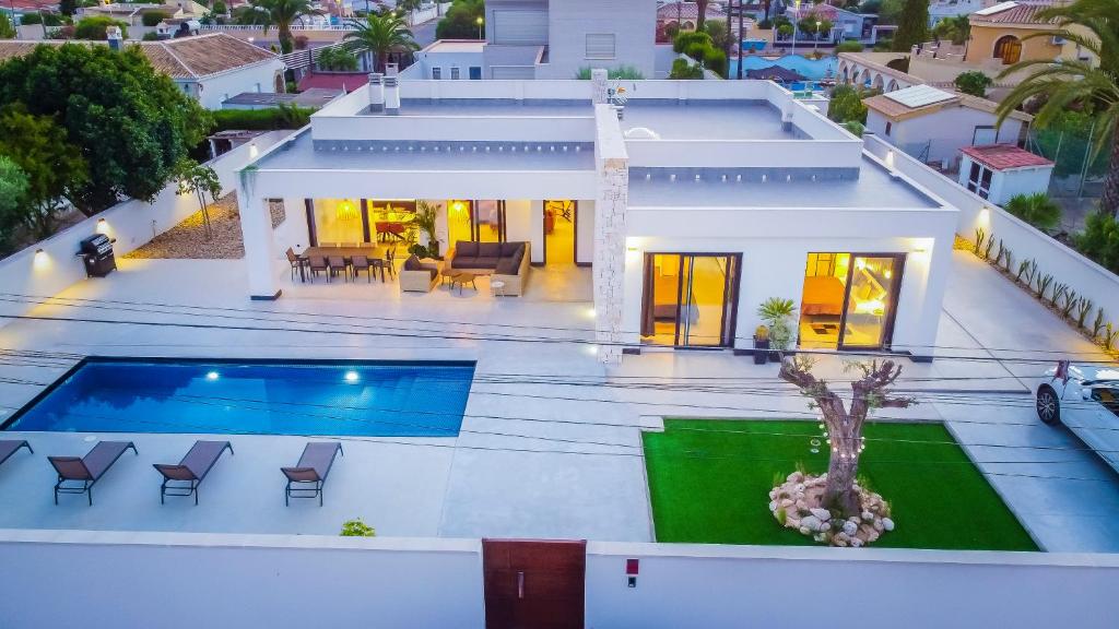 an aerial view of a house with a swimming pool at VILLA MI LUNA in Torrevieja