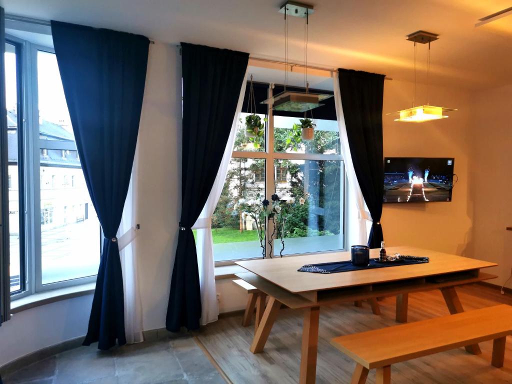 a living room with a table and a window at Apartament Szafirowy in Jelenia Góra