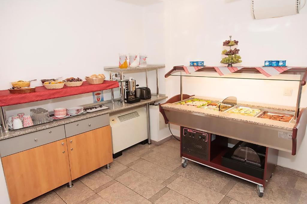 Kuchyň nebo kuchyňský kout v ubytování Plus Hotel