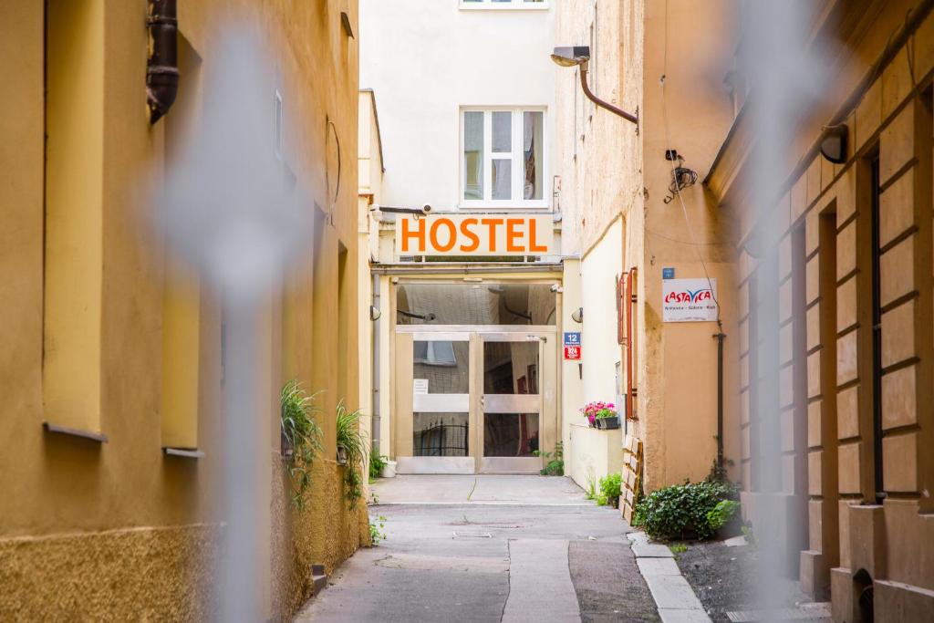 eine Gasse mit einem Hostelschild an einem Gebäude in der Unterkunft Hostel Mandarinka in Prag