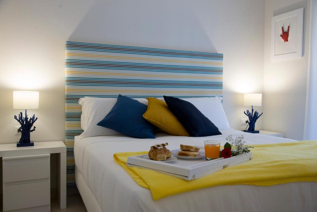 Un dormitorio con una cama con una bandeja de comida. en Sorrento ResArt Suite, en Sorrento