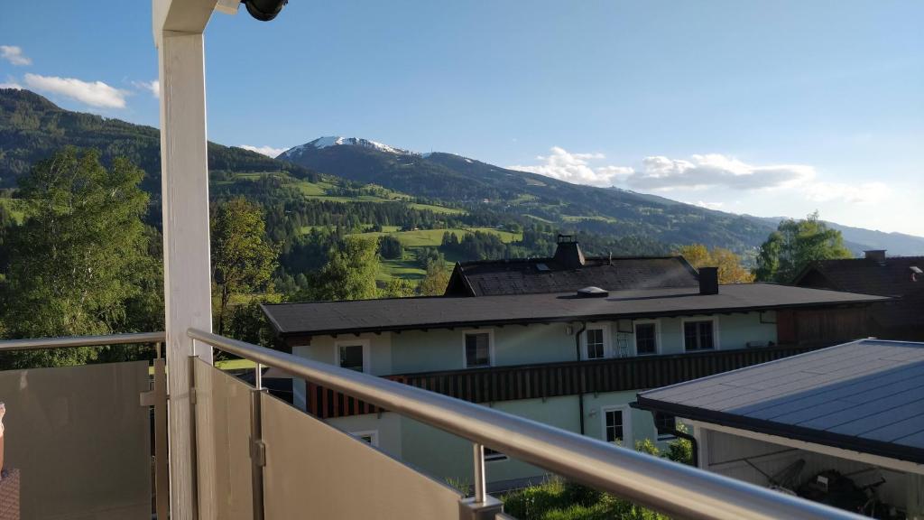 einen Balkon mit Blick auf ein Haus und die Berge in der Unterkunft Alpenblick in Aich