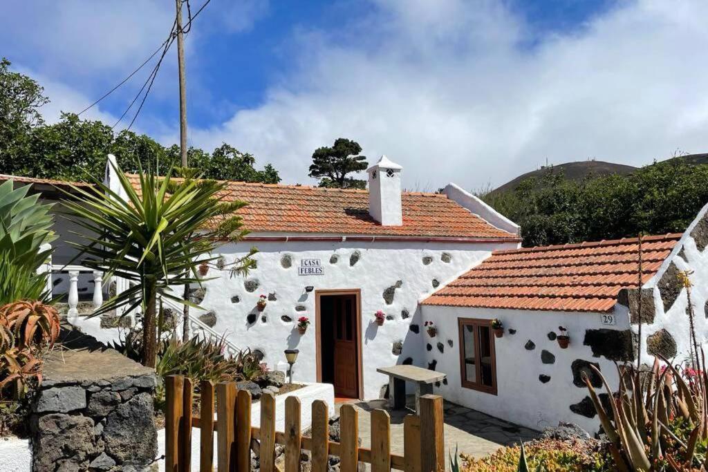 een wit huis met een hek ervoor bij Casa Rural Febles in San Andrés