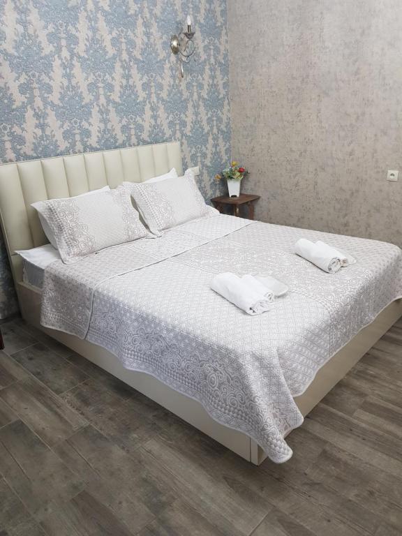 Postel nebo postele na pokoji v ubytování Borjomi Classic Hotel