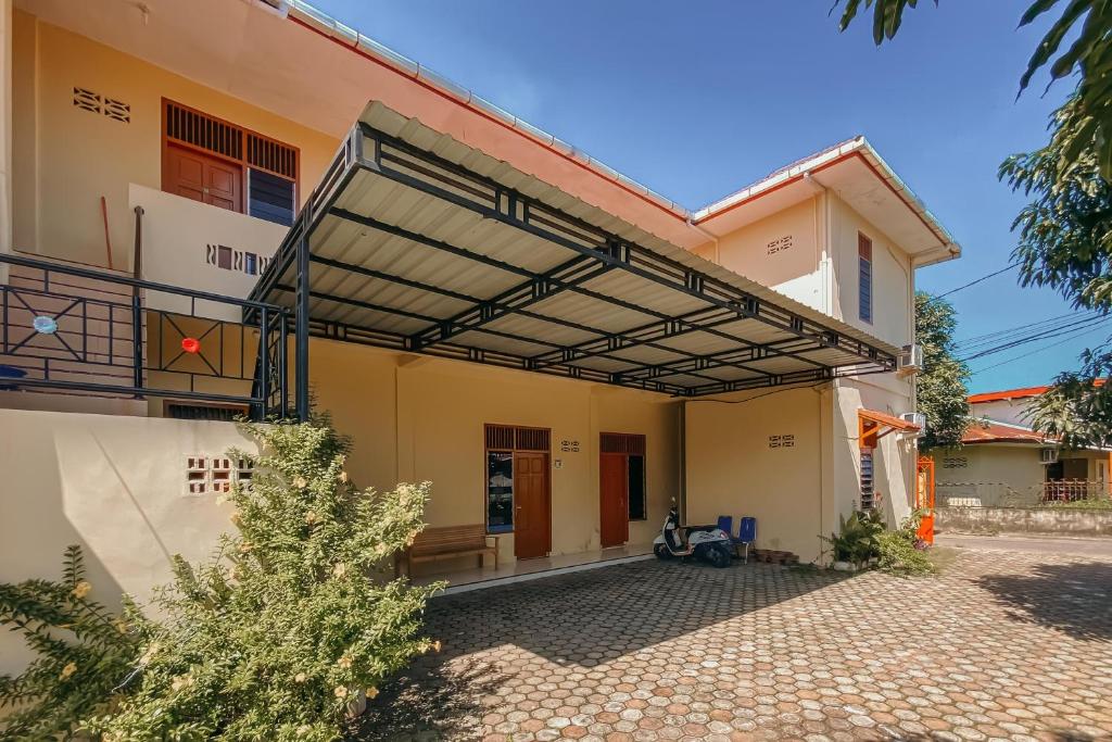 awning over the front of a house at RedDoorz Syariah near RS Harapan Bunda Banda Aceh in Geutieue