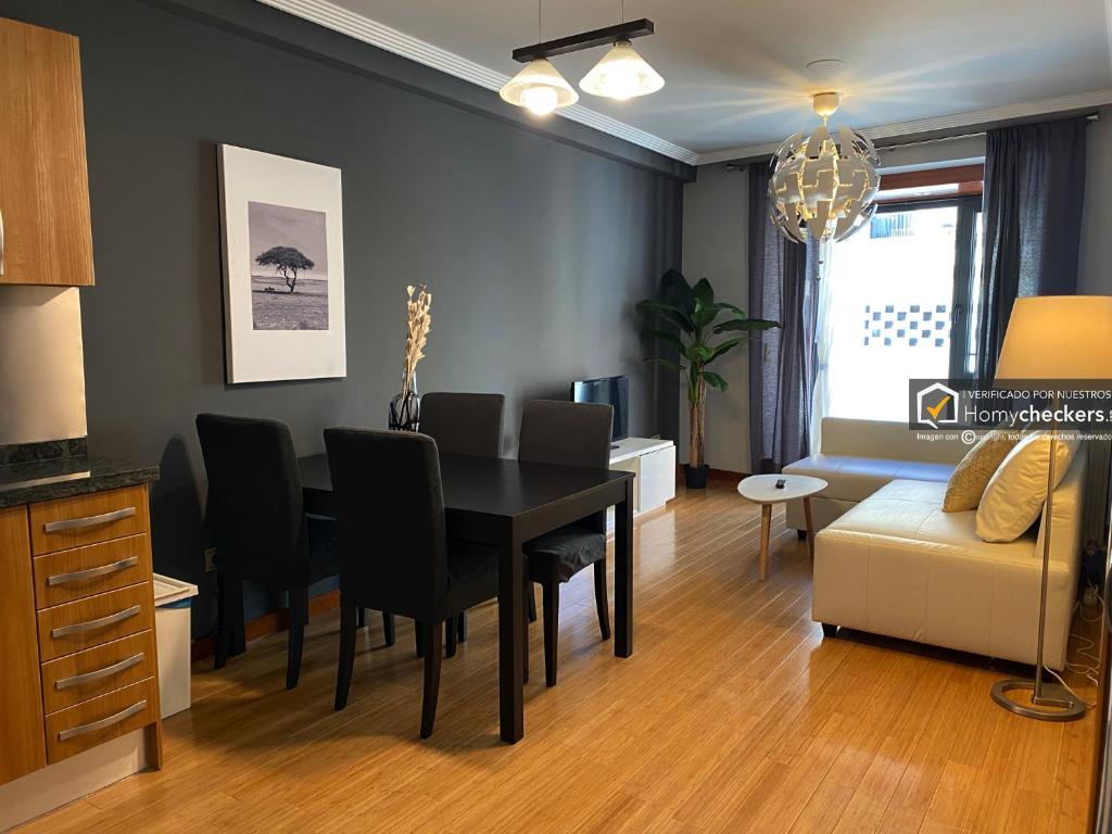 Una sala de estar con una mesa de comedor y un sofá. en Alojamiento Centro de Salamanca, en Salamanca