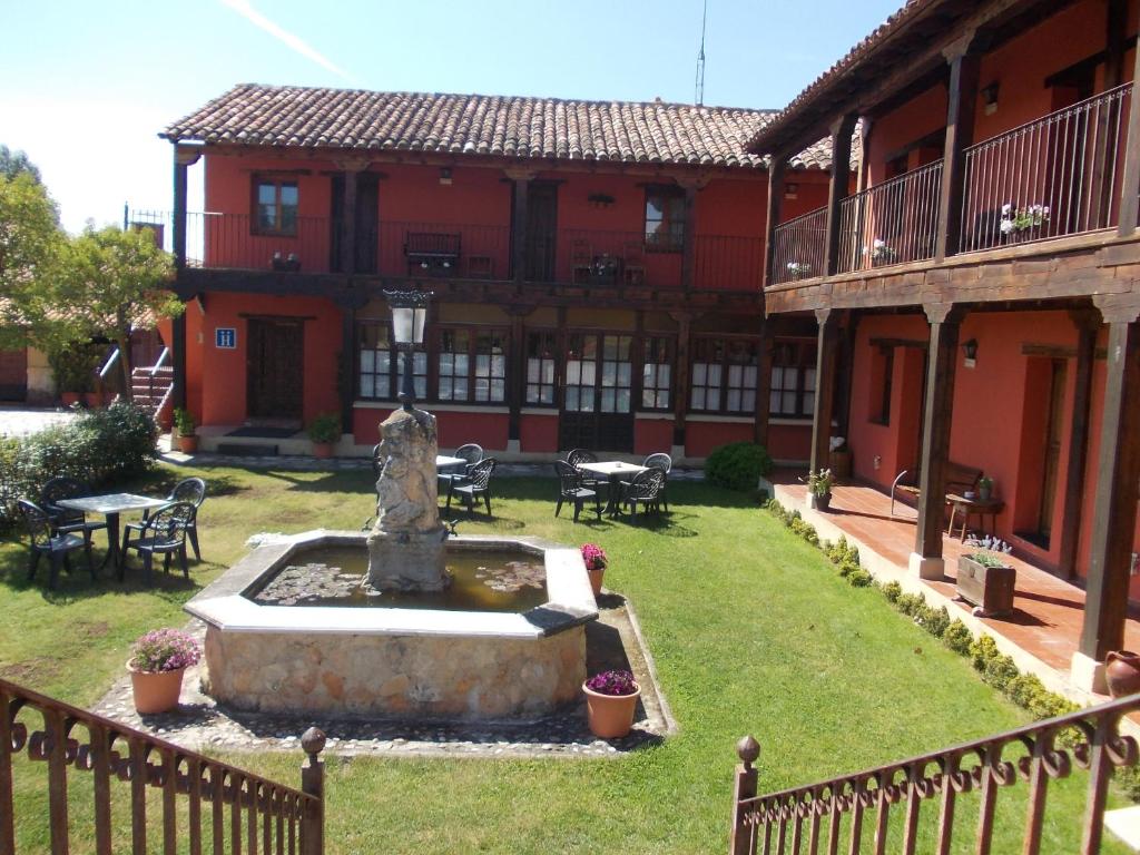 un patio con una fuente frente a un edificio en Hotel Los Rastrojos en Aranda de Duero