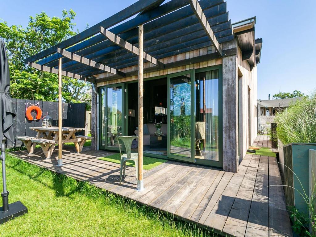 卡蘭茨奧赫的住宿－Quaint Bungalow in Callantsoog with Garden，庭院中带凉棚的木甲板