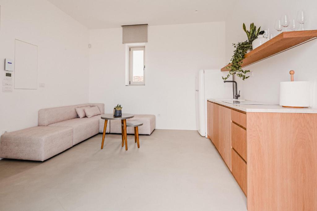 salon z kanapą i stołem w obiekcie Amarelo Suites w mieście Klouvas