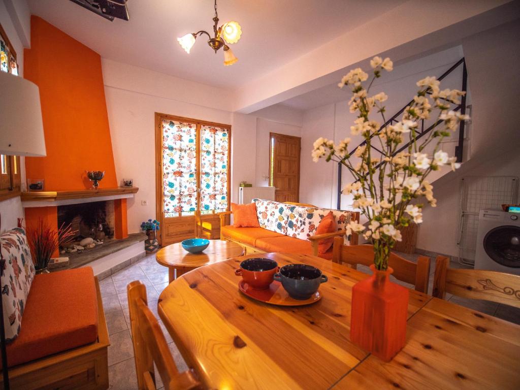 Posedenie v ubytovaní Orange House for big families in Damouchari - Delicious Houses