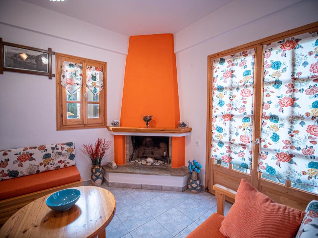 Posedenie v ubytovaní Orange House for big families in Damouchari - Delicious Houses