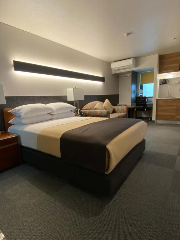 Postel nebo postele na pokoji v ubytování Hotel 草石庵