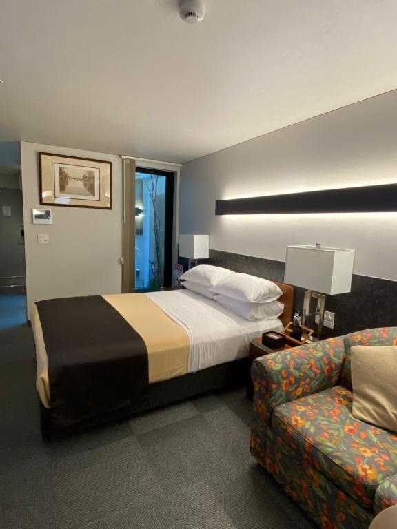 Postel nebo postele na pokoji v ubytování Hotel 草石庵