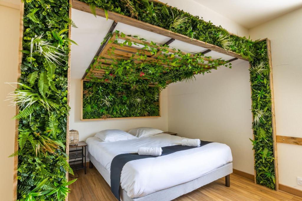 een bed in een kamer met een groene muur bij Studio élément - Terre in Saint-Aignan