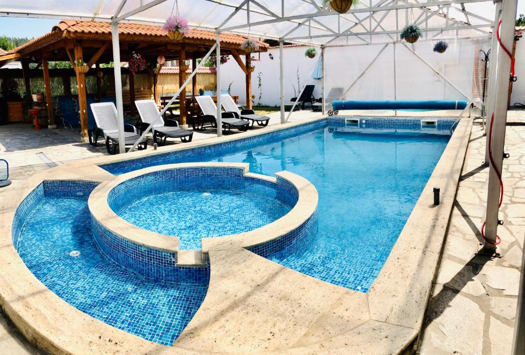Bazén v ubytování Family Hotel Carpe Diem nebo v jeho okolí