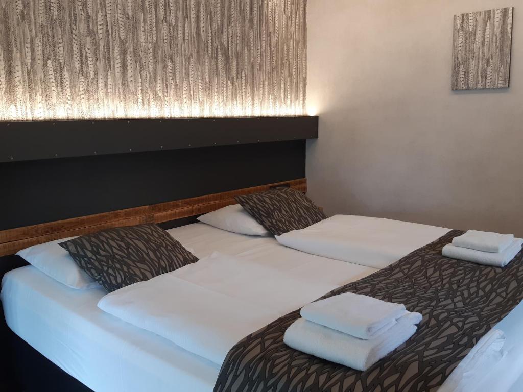 Postel nebo postele na pokoji v ubytování RAVeL Hotel Cyrano