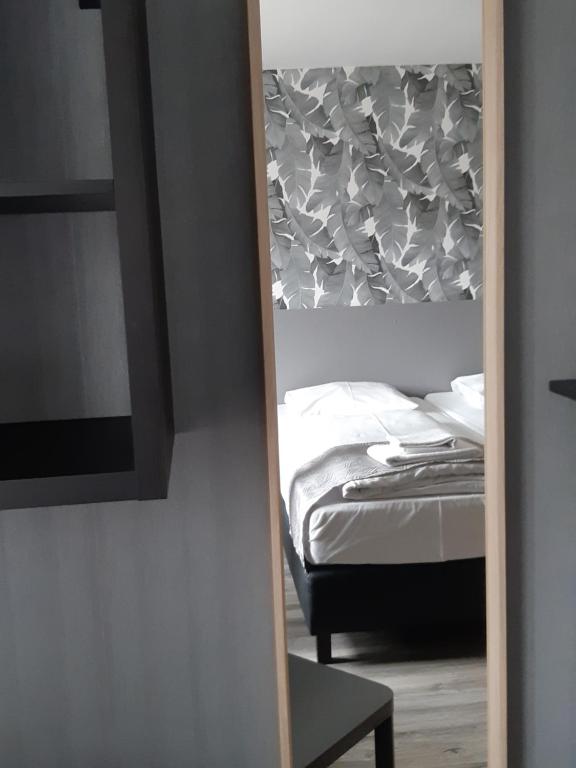 Postel nebo postele na pokoji v ubytování RAVeL Hotel Cyrano