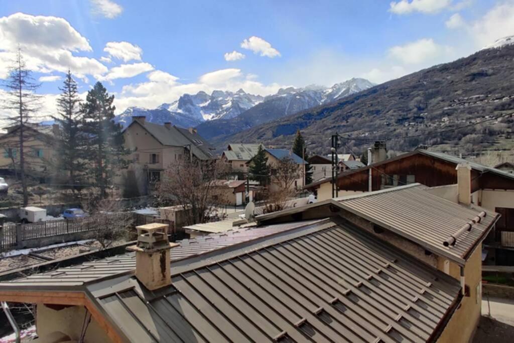 - une vue sur une ville avec des montagnes en arrière-plan dans l'établissement Maison calme indépendante et vue sur les montagnes, à Briançon