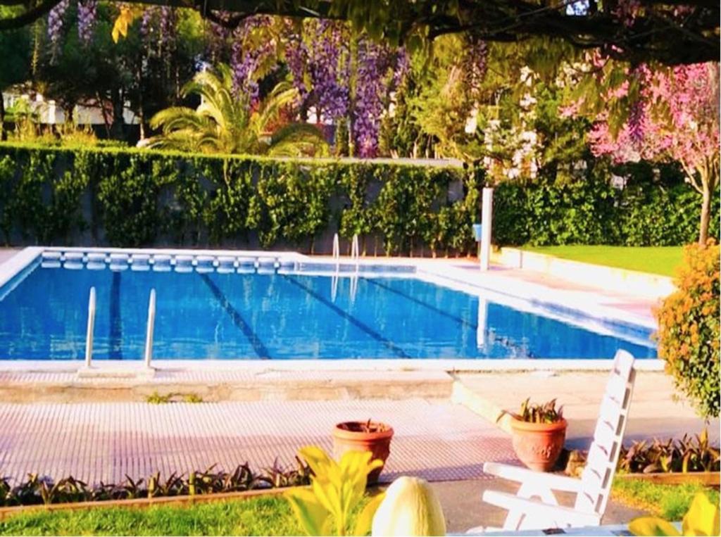 Bazén v ubytovaní Apartamentos Stil Mar Anna - L'Escala Stil Mar alebo v jeho blízkosti