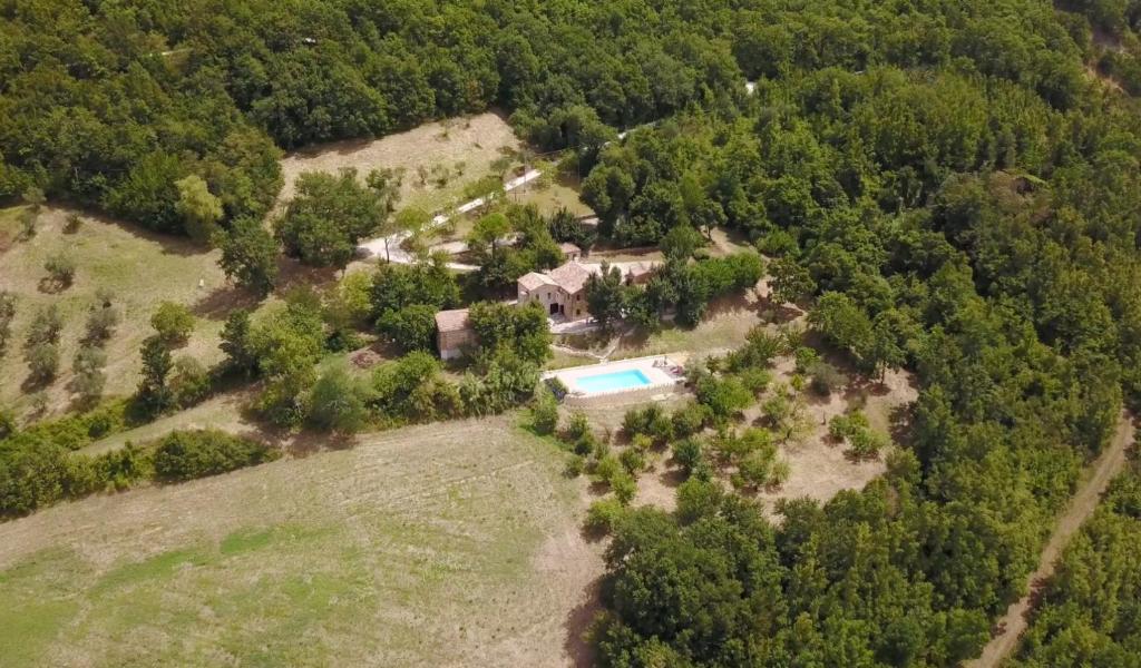 een luchtzicht op een huis met een zwembad op een heuvel bij Villa Sasso in Serra San Quirico
